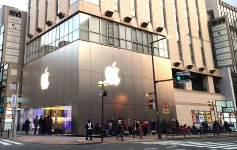 【悲報nano】Appleの福袋「Lucky Bag 2015」行列　座るの禁止＆荷物置くの禁止　絶望の棒立ち行列へ