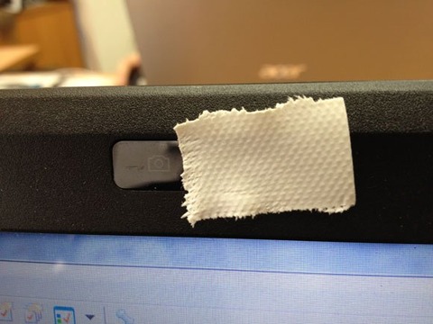 パソコンなどに付属するWebカメラを使った盗撮にご注意を　使わないならテープでふさいどけ