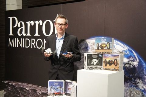 ドローンブーム？スマホで操作できる新型ヘリと地上走行ロボットが1万円代で登場 —仏パロット