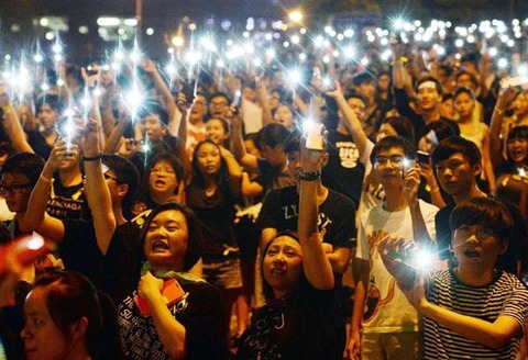 「ファイアーチャット」でネット使わずスマホ数珠つなぎで情報伝達、中国本土にも届く可能性 —香港民主化デモ運動