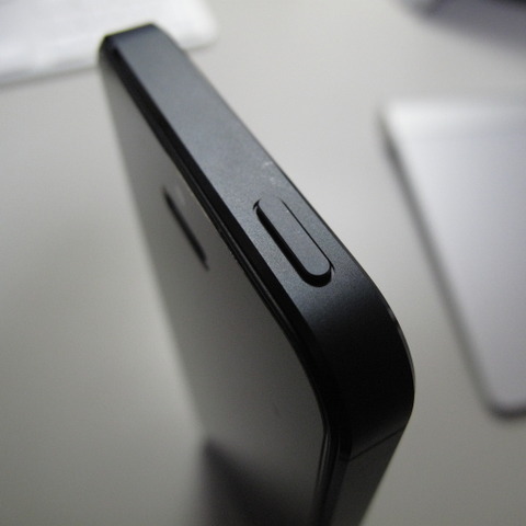 「iPhone 5」のスリープボタン壊れたからauに修理して欲しいって持って行ったら