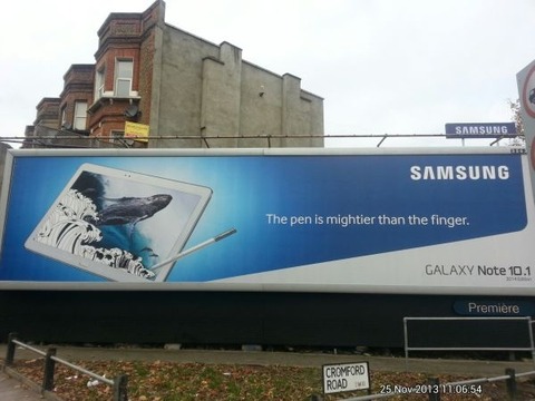 サムスン広報、「ペニスは指よりも強い」広告は誤植ではなく偽物と回答