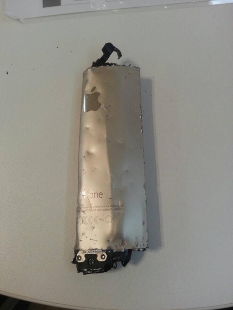 高速道路で「iPhone」を落とした結果、恐ろしい姿に成り果てた