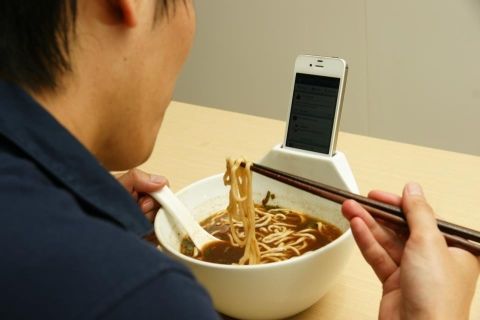 飲食店でスマホいじりながらﾑｼｬﾑｼｬ食ってる奴多すぎ