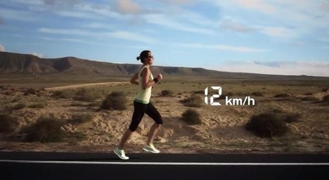 「飛行機は771km/h、auは800MHz。だから速い」新CMに疑問の声「誤解生む」