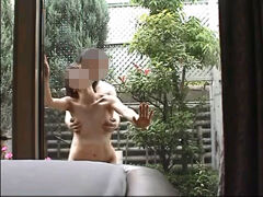 【無 個人撮影】中年不倫カップルがラブホの中庭でハメ撮り！