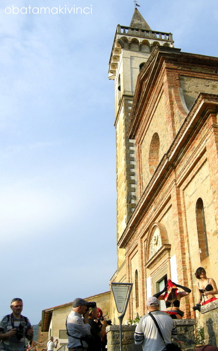 foto cosplay davanti alla chiesa