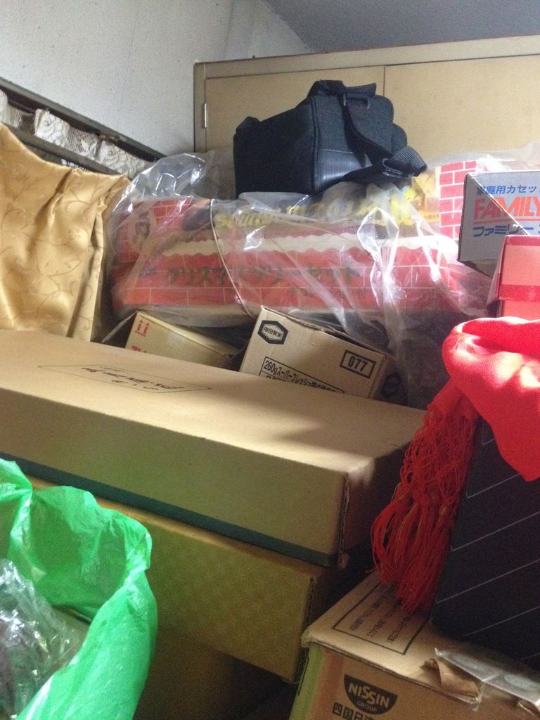 きっと君はこない 四畳半で一人ぼっちのクリスマスごっこ 30歳みなしご女の汚部屋からの脱出 荷物にうもれる砂の女 4年後日記