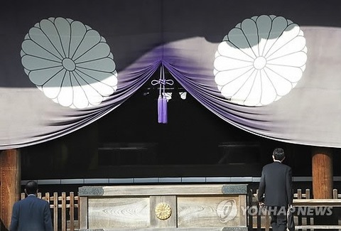 【韓国の反応】靖国神社の柱にハングルの落書き