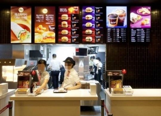 韓国の反応 韓国人老人集団 ニューヨークのマクドナルド店と闘争中 五年間一ドルのコーヒーで一日中滞在して談笑し 要請されても出て行かず警察まで出動 旧 女子知韓宣言