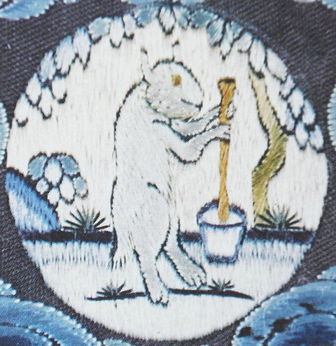 月の兎が仙薬を作る。18世紀の清朝皇帝の服にある図柄