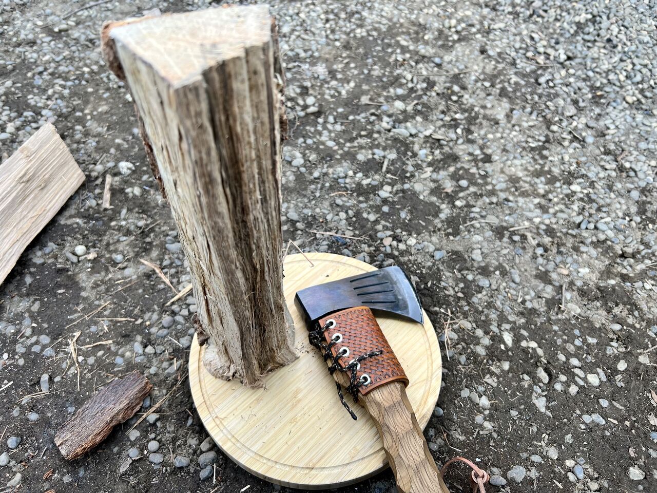 キャンプ焚火の薪加工はこの一本!ネルデザインワークスの斧 キャンプ焚火の薪加工はこの一本!ネルデザインワークスの斧