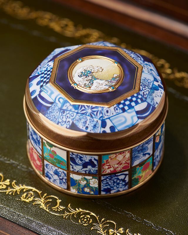 葛飾北斎《神奈川沖浪裏》をデザインしたお菓子缶が登場。東京都美術館