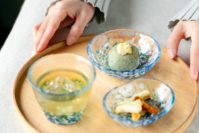 涼やかな夏の食卓を演出。津軽びいどろの食器シリーズ「津軽の花」に