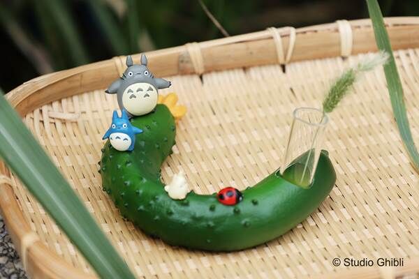 夏野菜とトトロたちのフィギュアがかわいい「おやさいの一輪挿し」が