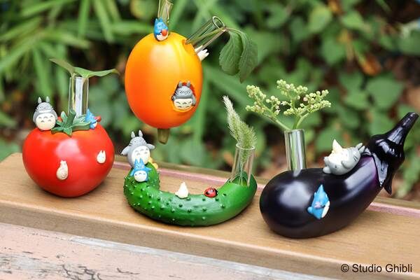 夏野菜とトトロたちのフィギュアがかわいい「おやさいの一輪挿し