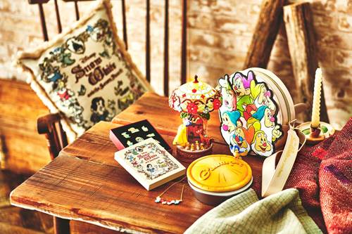 ディズニーから 白雪姫 の世界をアンティーク風に表現したグッズが登場 落穂log ディズニーから 白雪姫 の世界をアンティーク風に表現したグッズが登場 落穂log