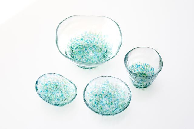 涼やかな夏の食卓を演出。津軽びいどろの食器シリーズ「津軽の花」に