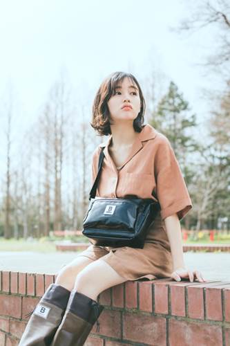 a-野鳥の会グッズを身に着けた藤原さくらさん 2
