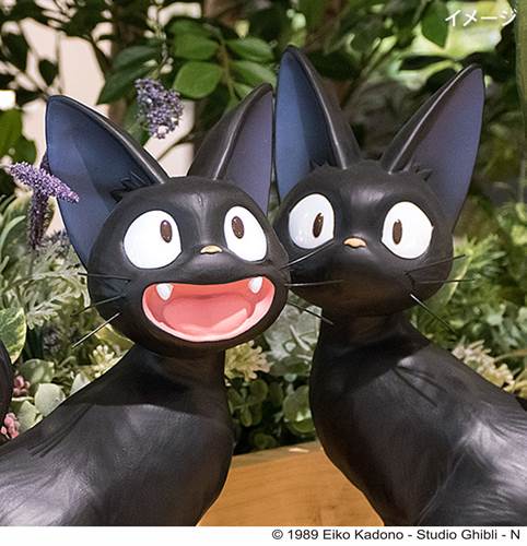 ジブリグッズ新作】ジジが音楽に合わせて動く貯金箱や、高さ37cmのジジ