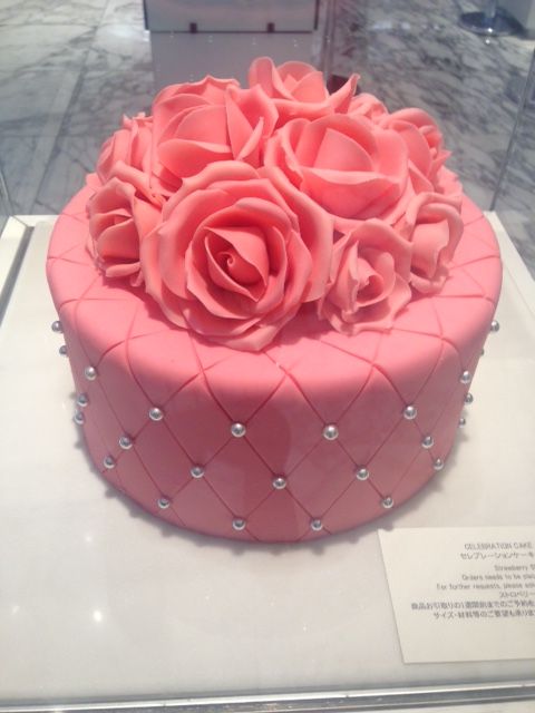 ピンクの薔薇のホールケーキ スイーツ