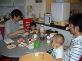 ケーキ食べてます