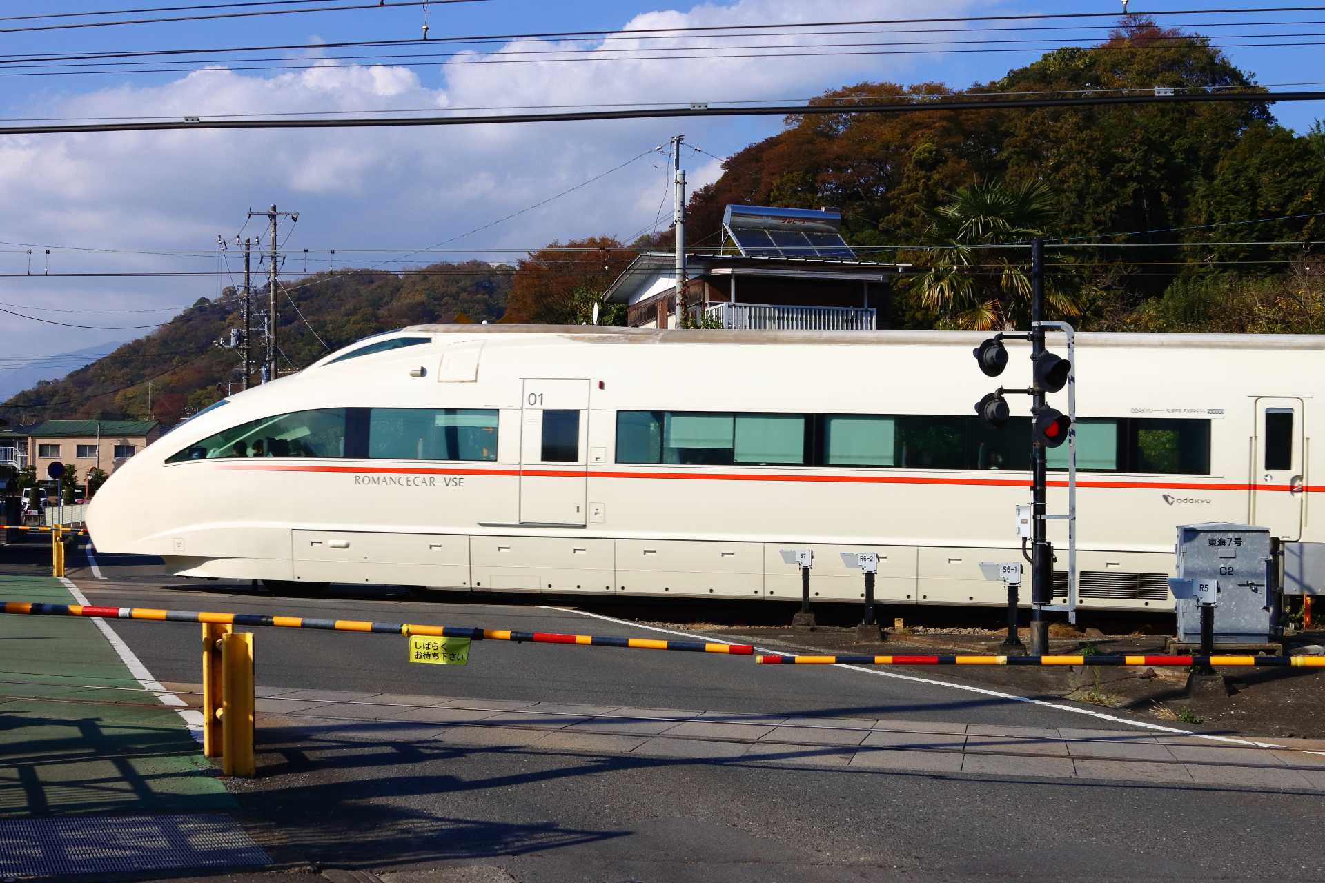 上下線の間に真っ黒な警報灯がある小田急の不思議な踏切 Odapedia 小田急を中心とした鉄道に関するブログメディア