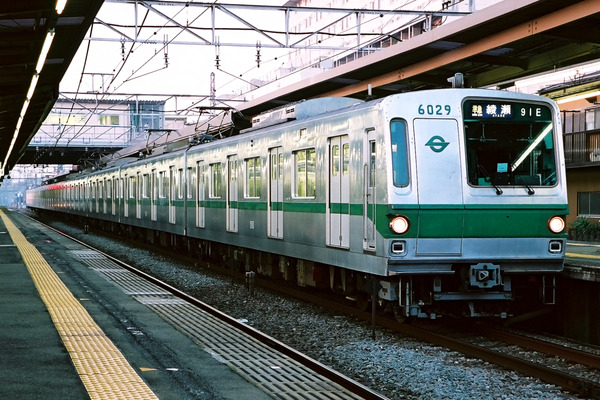 営団地下鉄の車両はどのようにして東京メトロの車両へと姿を変えたのか