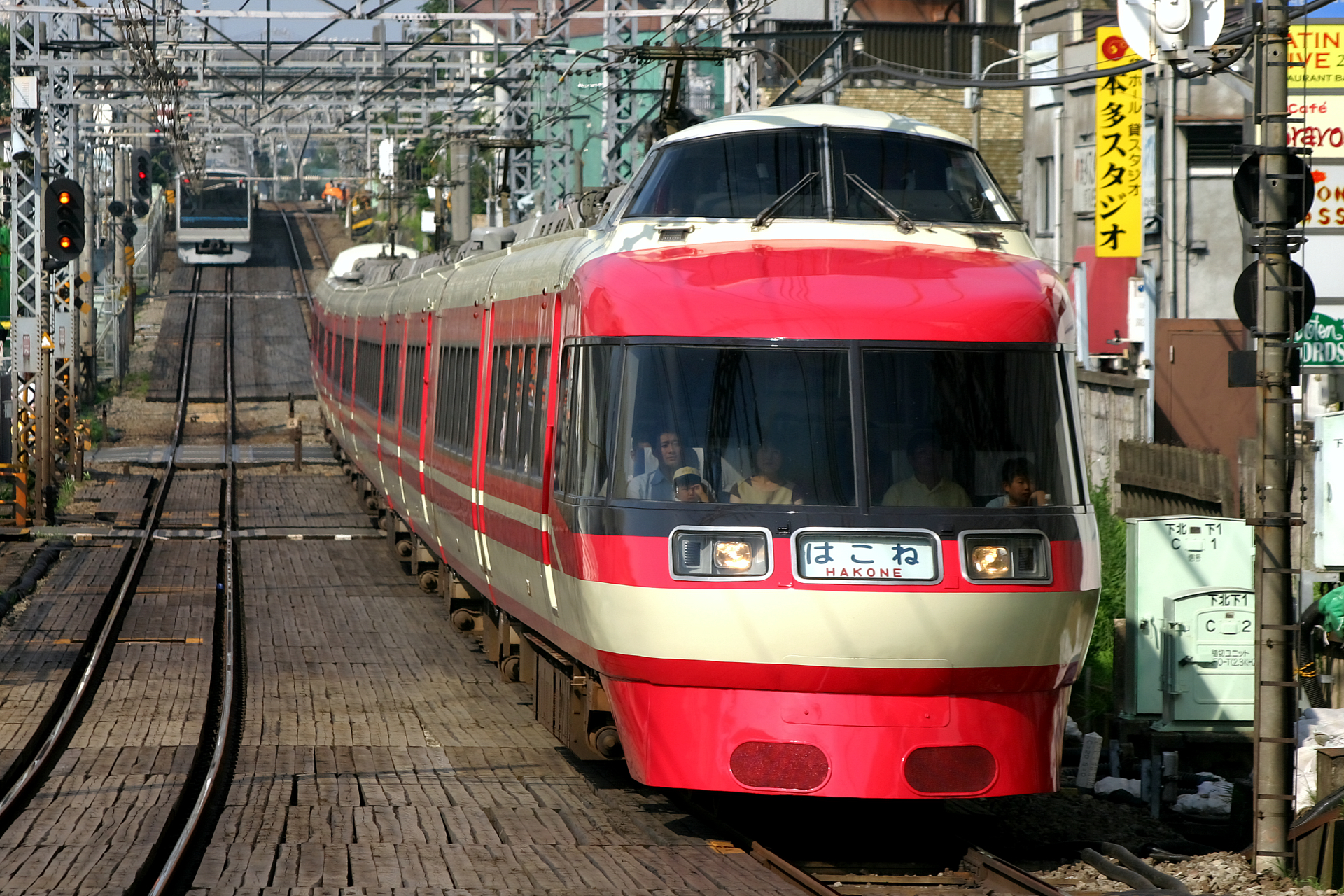 地上時代の下北沢駅付近を走る新塗装のlse Odapedia 小田急のファンブログ