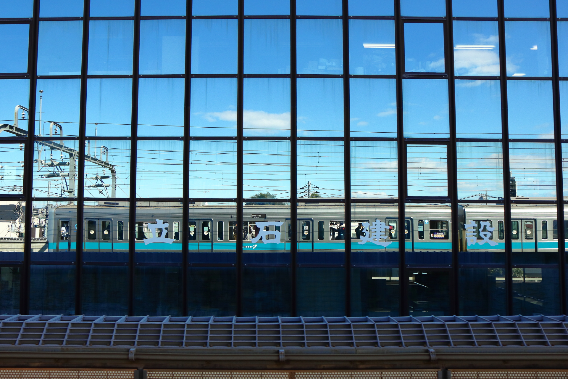 小田急の車両が綺麗に映るビルはいつ頃建設されたのか Odapedia 小田急のファンブログ