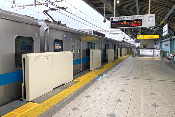 2025年度の4駅目 小田急が祖師ヶ谷大蔵駅にホームドアの筐体を設置中
