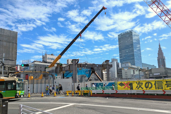 2階以降への鉄骨が出現 小田急の新宿駅西口で超高層ビルの建設工事が進展中