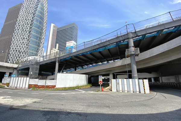 小田急の新宿駅西口に構築されている巨大な構造物は何なのか