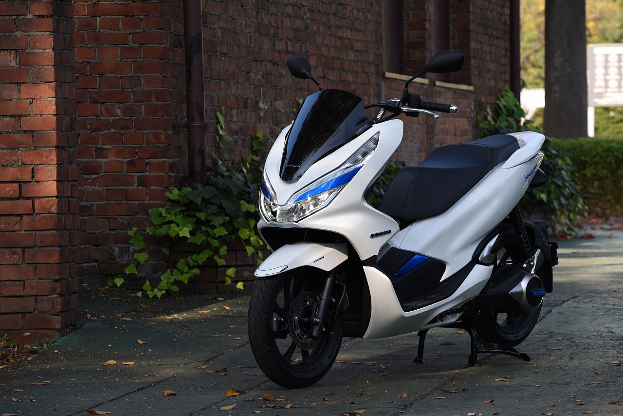 電動モデルが加わって Pcxシリーズのラインナップ完成 オフィス ブルマンの取材日誌 自動車系物書きのクルマとバイクと 電動モデルが加わって Pcxシリーズのラインナップ完成 オフィス ブルマンの取材日誌 自動車系物書きのクルマとバイクと