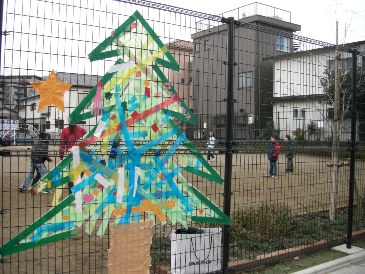 公園にクリスマスデコレーション