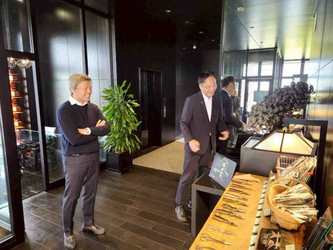 感動の再会を果たす