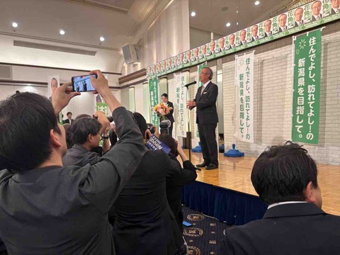 花角県政、守りから攻めへ