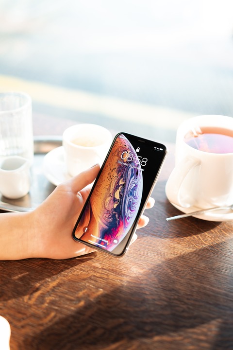 showing-an-iphone-xs-in-cafe-picjumbo-com