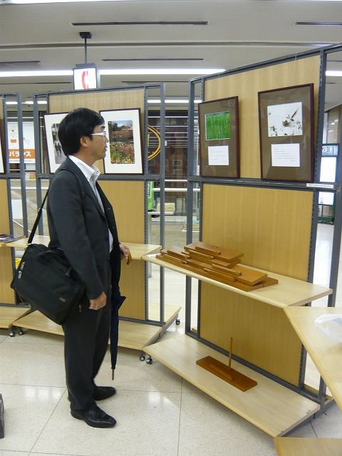 作品と人とのコラボ(展示会場)