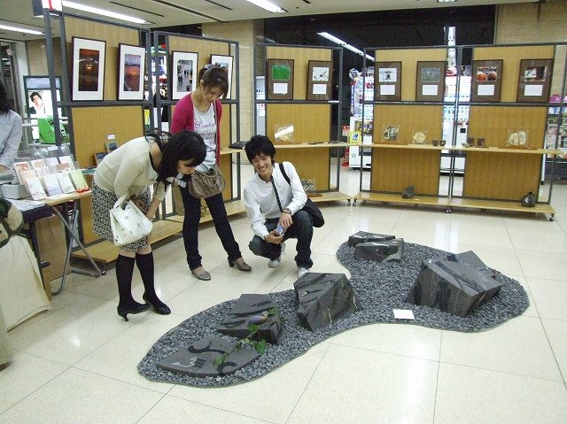 作品と人とのコラボ(展示会場)