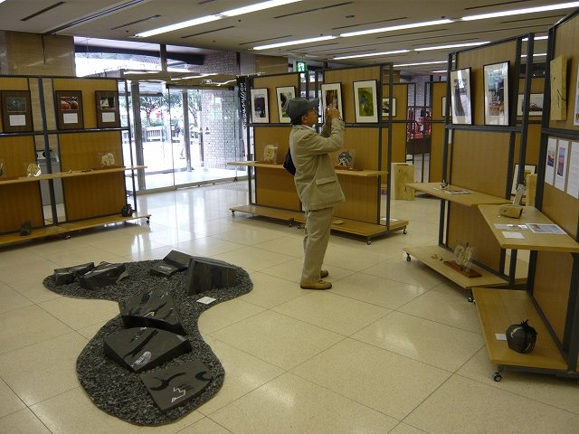 作品と人とのコラボ(展示会場)