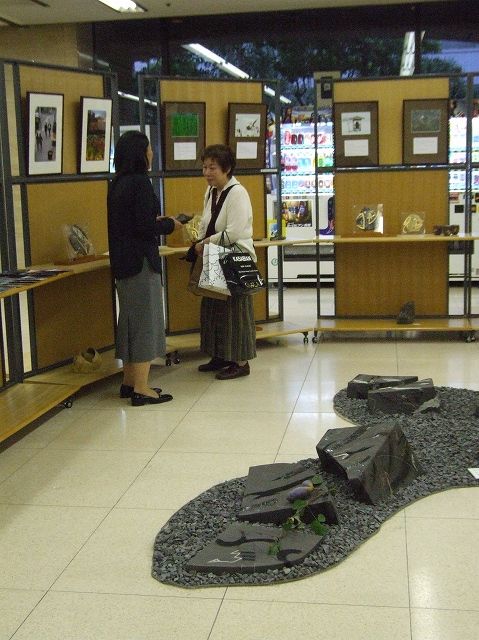 作品と人とのコラボ(展示会場)