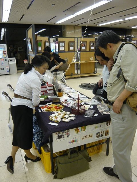 作品と人とのコラボ(展示会場)