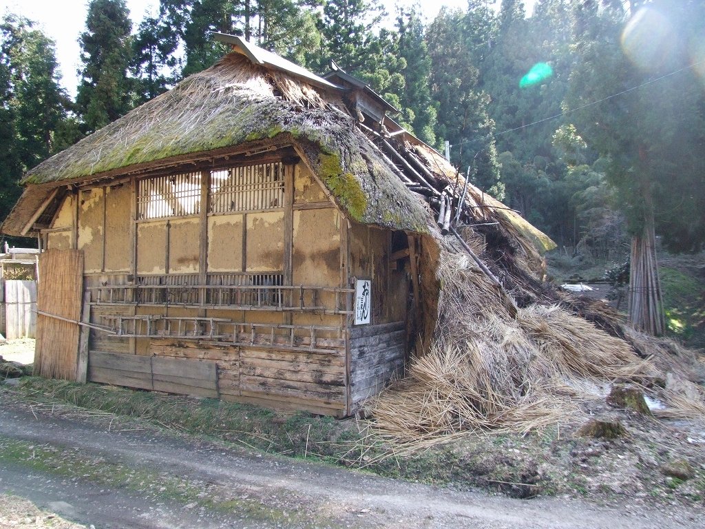 おしんの生家撮影の民家・雪で崩れ(2012年4月28日)