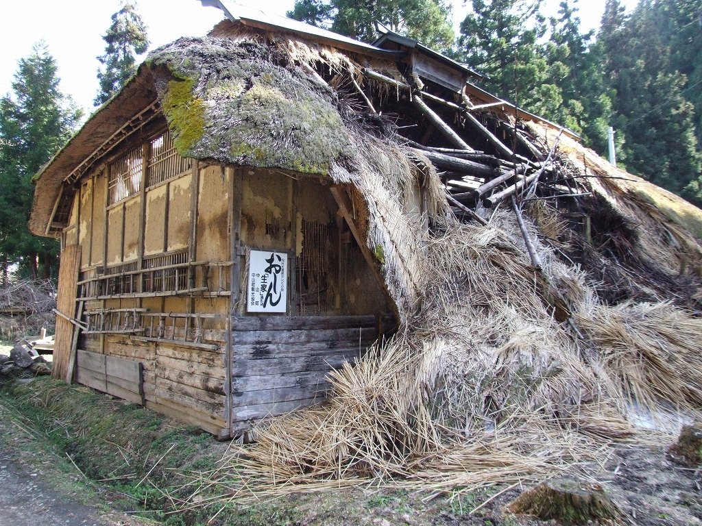 おしんの生家撮影の民家・雪で崩れ(2012年4月28日)