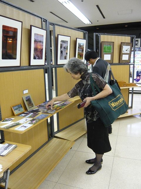 作品と人とのコラボ(展示会場)