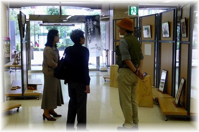 作品と人とのコラボ(展示会場)