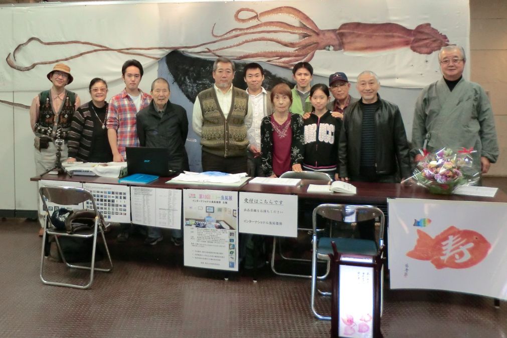 カラー魚拓展にて(集合写真)