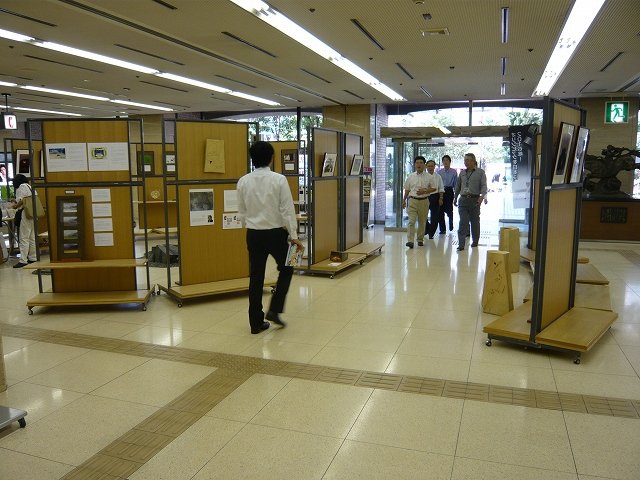 作品と人とのコラボ(展示会場)
