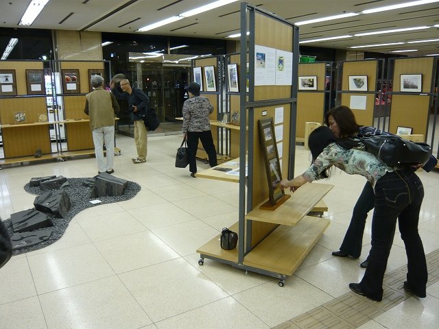 作品と人とのコラボ(展示会場)